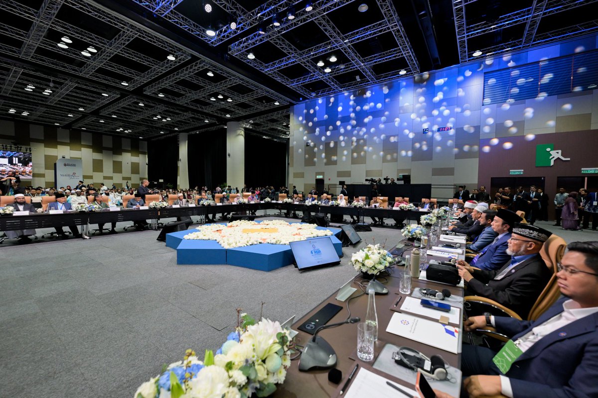 mwlorg_fa's tweet photo. صبح امروز در پایتخت مالزی، «کوالالامپور»:

تصاویری از افتتاح چهارمین نشست شورای علمای آسه‌آن توسط جناب دبير كل اقاي دکتر شيخ #محمد_العیسی، @MhmdAlissa, رئیس انجمن علمای مسلمانان، منتشر شد. https://t.co/R6T22lDeUG