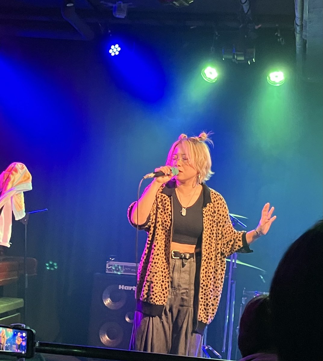 nomina037's tweet photo. 『SHINSEKAI 10th ANNIVERSARY Live』におじさんと小娘が出演しましたぁ🎶

めっちゃ盛り上がりました🤩✨
あっと言う間の40分で、楽しかったぁ✨✨

manaちゃん、みっちーさん、今日もお疲れ様でした💕
ありがとう💛🩵

#おじさんと小娘
#おじこむ https://t.co/kKxZIJLPY8