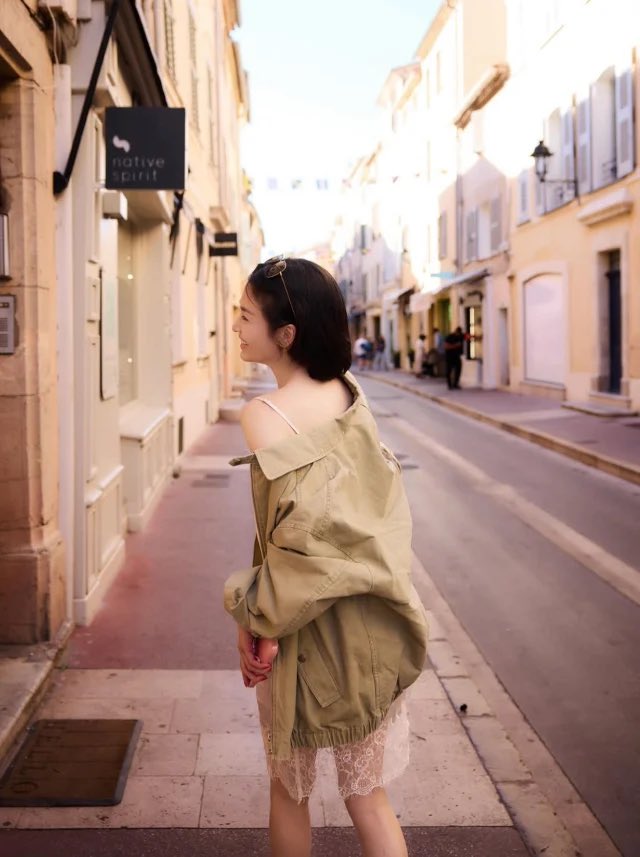 VikkelT's tweet photo. Song Hye Kyo’s recent France photos are a reminder that peace of mind is the ultimate luxury. 

*Truly never seen anyone look this happy to be alone*, just wandering around in a lace dress and living her best solitary life. ✨🇫🇷 #SongHyeKyo https://t.co/mnfRjcqwVB