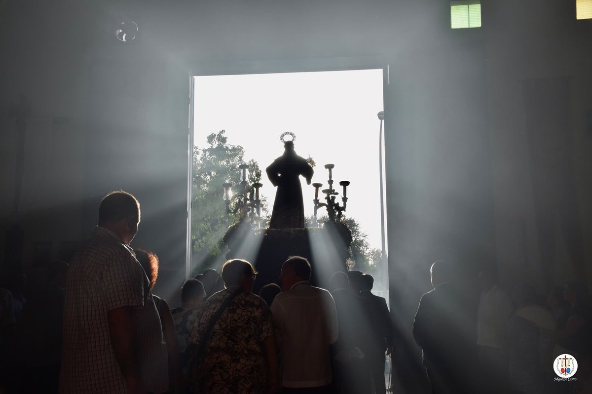 HdadlosDolores's tweet photo. 🟤⚪"Las acciones hablan más que las palabras; deja que tus palabras enseñen y tus acciones hablen".

📍Ya se encuentra San Antonio de Padua por las calles de su barrio.

📸 @fdelrioph
 
#SanAntonio26
#DoloresdeTorreblanca
#Glorias26
#TDSCofrade https://t.co/6UDroTKxp5