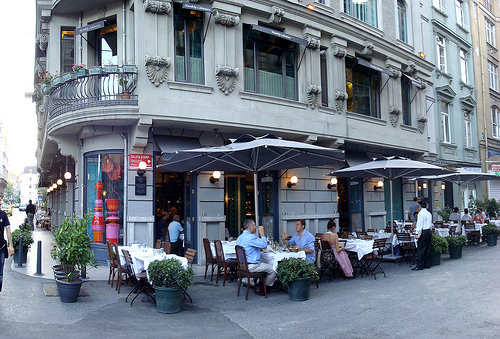 ussal's tweet photo. Karaköy Lokantası'na 15 yıldır gidiyorum. İlk kez değerli dostum @cemadiyaman götürmüştü. O günden beri bir kere memnun kalmadığım olmadı.

Eskiden Karaköy'de küçük bir yerdeydi (aşağıdaki fotolardan biri). 

Sonra oradan çıkıp Novotel'in altına girdiler. Yeni yeri de aynı derecede güzel. Novotel'in üstünde bir de Mürver var; oranın yemekleri de güzel ama Karaköy'e göre çok ağır geliyor.

Burası hala eski usul meze ve küçük yemekleri tezgahtan seçebildiğiniz bir yer. Mesela her yerde bulamayacağınız ayarda topikleri var. Ana yemeklerse basit. But, ızgara köfte, vb. 

Hep söylediğim gibi iyi bir restoranın menüsünde az yemek olur. Basit yemekler genelde ismi paragraf halinde yazan yemeklerden daha lezzetlidir.

Karaköy Lokantası bu kuralların hepsine uyduğu gibi, bence şaşırtıcı derecede ucuz! Daha doğrusu, son zamanlarda İstanbul'da restoranlara göreli fiyat kavramı sapıttı. 

Bu kadar iyi bir lokanta bu kadar ucuza kaçmaz. Afiyet olsun.