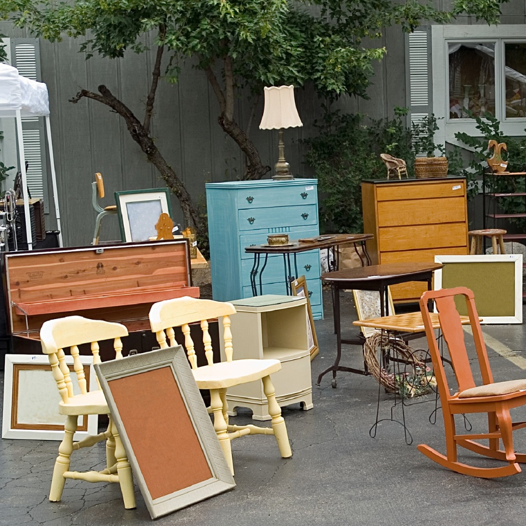 piney_group's tweet photo. Staging on a budget? Thrift stores, yard sales, and flea markets are great places to find furniture and home decor. https://t.co/BaB3yVWv9C