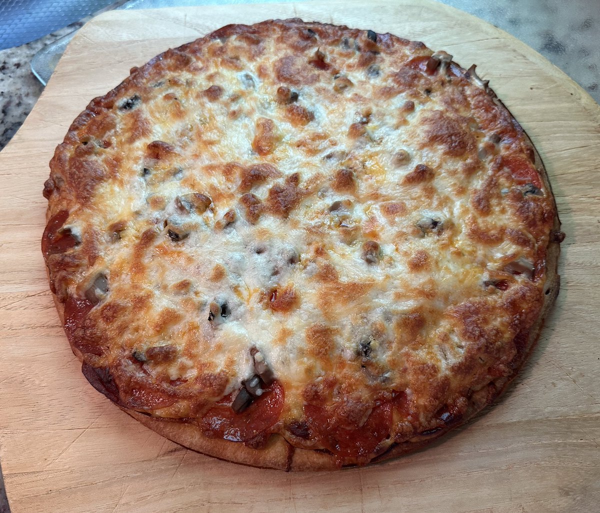 DianeConklin's tweet photo. After the gym this morning I wanted pizza…which I haven’t had in quite a while. 

So, I decided to make it myself. 

It’s picture perfect…

Tasted just as good. 

3 servings are in the freezer for when I get another craving (&amp; want something healthier than restaurant pizza). https://t.co/bHiHucSSA9