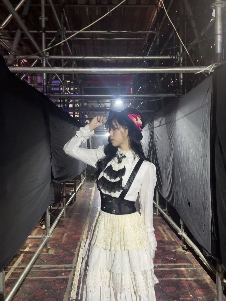 Aralie_JKT48's tweet photo. MALAM OLLLL! Terima kasih banyak untuk segala dukungan yang kalian berikan untuk request hour pertamaku! Karena kalian, aku bisa membawakan lagu-lagu yang tadi kita dengarkan bersama 🥳 
Terima kasih sudah memberiku kesempatan untuk menunjukkan setiap lagu yang aku bawakan 🫶🏻 aku bersyukur sekali bisa menjadi bagian dari sesuatu yang kalian perjuangkan dan dukung dengan sepenuh hati! Terima kasih untuk setiap bentuk dukungan, tenaga, waktu, dan segala hal yang kalian keluarkan untuk aku
Semoga konser kali ini bisa membawa perasaan bahagia untuk kalian, meninggalkan kesan yang membekas, dan menjadi oleh-oleh kenangan yang akan selalu kalian ingat. Karena aku juga merasakan hal yang sama 🙌🏻
Konser kali ini memberiku begitu banyak pengalaman dan pembelajaran baru, aku merasakan dan mendapatkan hal-hal yang belum pernah aku alami sebelumnya. Semoga semua ini bisa menjadi awal yang baik untuk langkah-langkah kita ke depannya! 
Sekali lagi, terima kasih banyak untuk semuanya 🫶🏻 Sampai bertemu lagi di kesempatan berikutnya, dan semoga kita bisa terus membuat lebih banyak kenangan indah bersama! 💐