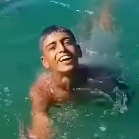 pierpi13's tweet photo. Vi risparmio il video pubblicato da Al Jazeera.
Lui si chiamava Mohammad Abu Giab ed era un pescatore di 15 anni di G@za.
Nel video in questione lo si vede tuffarsi nel mare che amava, ridendo e facendo il gesto con le dita della “Vittoria” insieme a un suo coetaneo. Entrambi felici.
Durante il bagno è stato ucciso con un’arma da fuoco delle forze isr@eliane al largo di Deir el-Balah.
Lo hanno riportato a riva su una specie di canoa: il corpo completamente insanguinato, immobile, privo di vita. Mentre in sottofondo si sente qualcuno urlare.
Il Sindacato dei Pescatori di G@za afferma che, da ottobre 2023, almeno 238 uomini e ragazzi sono stati uccisi da Isr@ele mentre stavano lavorando, nuotando, facendo quello che più amavano nel loro mare.
Duecentotrentotto: l’ennesima cifra che dimostra dove stia l’inferno in terra.
Jacopo Melio