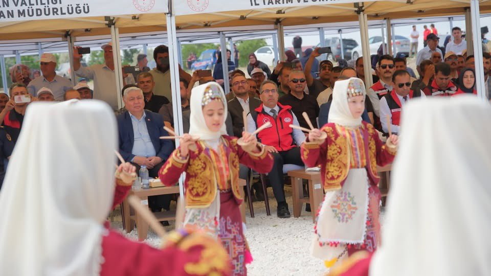 TarimKaraman's tweet photo. Tarım ve Orman Bakanlığı Bitkisel Üretim Genel Müdürlüğümüz başkanlığında  Karaman İl Müdürlüğü tarafından yürütülen Burunoba  Köyü’nde, “Mera Islah ve Amenajman Projesi” kapsamında ıslah çalışmaları tamamlanan 1730 dekarlık mera alanı düzenlenen törenle hizmete açıldı.
Açılış programına Tarım ve Orman Bakan Yardımcısı  Prof. Dr. Ahmet Gümen, Karaman Valisi Hayrettin Çiçek, AK Parti Karaman Milletvekili Av. Selman Oğuzhan Eser, Tarım ve Orman Bakanlığı Bitkisel Üretim Genel Müdürü Uğur Erdem, Çayır Mera Daire Başkanı Davut Özgür,Karaman İl Tarım ve Orman Müdürü Hatice Bulut,Niğde İl Tarım ve Orman Müdürü Furkan Mete ,Konya Toprak Su ve Çölleşme ile Mücadele Araştırma Enstitüsü Müdürü Dr. Cihan Uzun, Bahri Dağdaş Uluslararası Tarımsal Araştırma Enstitü Müdürü İlker Topal, İl protokolü,STK İl Başkanları, 11 İlden gelen İl Tarım ve Orman müdürlükleri ekipleri ve  ile çok sayıda davetli katıldı.
Program, saygı duruşunda ve İstiklal Marşı’nın okunmasıyla başladı. Piri Reis İlkokulu öğrencileri tarafından yöresel halk oyunları gösterisi sonrasında İl Müdürü Hatice Bulut Açılış konuşmasını gerçekleştirdi.
İl Müdürü Bulut konuşmasında Burunoba Köyü Mera Islah ve Amenajman Projesi kapsamında ilk etapta 1.730 dekar alanda ıslah çalışması yapıldığını Devam eden süreçte,  985 dekarlık alanda ve akabinde 1.000 dekarlık alan olmak üzere toplam 3715 dekarda ıslah yapılarak tuz çalısı dikimleri tamamlanmıştır. Bu alanlarıda yine aynı özveriyle koruyarak ilerleyen yıllarda otlatmaya açacağız.2026 yılında 1.000 dekarlık alanda gerçekleştirilecek ıslah çalışması sonrasında toplamda 5915 dekarlık mera alanının tamamen ıslah ederek ilimiz hayvancılığına kazandırmış olacağız" dedi.
proje danışmanı, Selçuk Üniversitesi Ziraat Fakültesi Tarla Bitkileri Bölümü Öğretim Üyesi Prof. Dr. Ramazan Acar tarafından proje hakkında katılımcılara bilgi verildi.
Programın devamında Tarım ve Orman Bakanlığı Bitkisel Üretim Genel Müdürü Uğur Erdem, AK Parti Karaman Milletvekili Av. Selman Oğuzhan Eser Karaman Valimiz Hayrettin Çiçek ve Tarım ve Orman Bakan Yardımcısı Ahmet Gümen birer konuşma yaptı.
açılış konşmaları sonrasında projeye katkı sağlayan kişi ve kurum temsilcilerine plaket takdim edildi.
koyun sürülerinin ıslah edilen mera alanına salınmasıyla sona eren Mera Islah Projesi  açılışı Burunoba köyü yetiştiicilerimize hayırlı ve Bereketli olsun.

@TCTarim 
@ibrahimyumakli 
@haticebulut84
