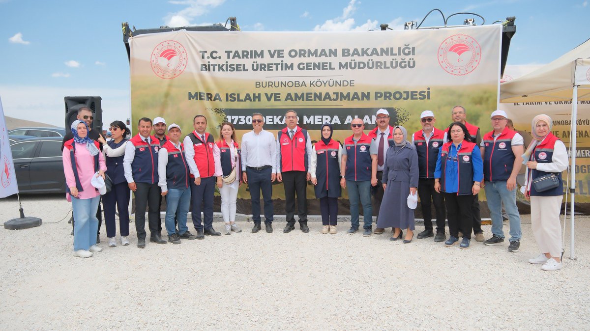 TarimKaraman's tweet photo. Tarım ve Orman Bakanlığı Bitkisel Üretim Genel Müdürlüğümüz başkanlığında  Karaman İl Müdürlüğü tarafından yürütülen Burunoba  Köyü’nde, “Mera Islah ve Amenajman Projesi” kapsamında ıslah çalışmaları tamamlanan 1730 dekarlık mera alanı düzenlenen törenle hizmete açıldı.
Açılış programına Tarım ve Orman Bakan Yardımcısı  Prof. Dr. Ahmet Gümen, Karaman Valisi Hayrettin Çiçek, AK Parti Karaman Milletvekili Av. Selman Oğuzhan Eser, Tarım ve Orman Bakanlığı Bitkisel Üretim Genel Müdürü Uğur Erdem, Çayır Mera Daire Başkanı Davut Özgür,Karaman İl Tarım ve Orman Müdürü Hatice Bulut,Niğde İl Tarım ve Orman Müdürü Furkan Mete ,Konya Toprak Su ve Çölleşme ile Mücadele Araştırma Enstitüsü Müdürü Dr. Cihan Uzun, Bahri Dağdaş Uluslararası Tarımsal Araştırma Enstitü Müdürü İlker Topal, İl protokolü,STK İl Başkanları, 11 İlden gelen İl Tarım ve Orman müdürlükleri ekipleri ve  ile çok sayıda davetli katıldı.
Program, saygı duruşunda ve İstiklal Marşı’nın okunmasıyla başladı. Piri Reis İlkokulu öğrencileri tarafından yöresel halk oyunları gösterisi sonrasında İl Müdürü Hatice Bulut Açılış konuşmasını gerçekleştirdi.
İl Müdürü Bulut konuşmasında Burunoba Köyü Mera Islah ve Amenajman Projesi kapsamında ilk etapta 1.730 dekar alanda ıslah çalışması yapıldığını Devam eden süreçte,  985 dekarlık alanda ve akabinde 1.000 dekarlık alan olmak üzere toplam 3715 dekarda ıslah yapılarak tuz çalısı dikimleri tamamlanmıştır. Bu alanlarıda yine aynı özveriyle koruyarak ilerleyen yıllarda otlatmaya açacağız.2026 yılında 1.000 dekarlık alanda gerçekleştirilecek ıslah çalışması sonrasında toplamda 5915 dekarlık mera alanının tamamen ıslah ederek ilimiz hayvancılığına kazandırmış olacağız" dedi.
proje danışmanı, Selçuk Üniversitesi Ziraat Fakültesi Tarla Bitkileri Bölümü Öğretim Üyesi Prof. Dr. Ramazan Acar tarafından proje hakkında katılımcılara bilgi verildi.
Programın devamında Tarım ve Orman Bakanlığı Bitkisel Üretim Genel Müdürü Uğur Erdem, AK Parti Karaman Milletvekili Av. Selman Oğuzhan Eser Karaman Valimiz Hayrettin Çiçek ve Tarım ve Orman Bakan Yardımcısı Ahmet Gümen birer konuşma yaptı.
açılış konşmaları sonrasında projeye katkı sağlayan kişi ve kurum temsilcilerine plaket takdim edildi.
koyun sürülerinin ıslah edilen mera alanına salınmasıyla sona eren Mera Islah Projesi  açılışı Burunoba köyü yetiştiicilerimize hayırlı ve Bereketli olsun.

@TCTarim 
@ibrahimyumakli 
@haticebulut84