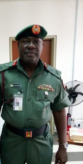 Adam_YA_'s tweet photo. I personally know Retired Major General Rabe Abubakar. Wallahi, that man mostly spend a lot of his time in the mosque. Sallah baya wuce bawan Allah nan. A very calm and soft spoken person. Almost everyone that knows him will definitely testify how good that man is..

Nigeria has failed him 💔
