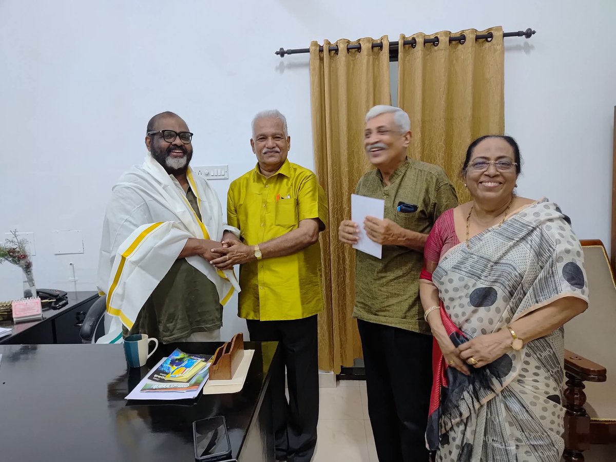 MATOMRADHA's tweet photo. വർഷങ്ങൾക്ക് മുൻപ് സാഹിത്യ പരിപാടിയിൽവെച്ച്  CPജോൺ മന്ത്രിയെകണ്ടപ്പോൾഅദ്ദേഹം ആയിടയ്ക്ക് നടത്തിയഏതോ ഒരു പ്രസ്താവനശരിയോഎന്ന് ചോദി
ച്ചു.ആരാണ് നിങ്ങൾ?എന്ന് ചോദി
ച്ചപ്പോൾ,ചിരിച്ചുകൊണ്ട് പിന്മാറി. ഉടൻ പ്രമുഖ Sports ലേഖകൻ ഭാസിമലാപ്പറമ്പ്സാഹിത്യകാരി  എന്ന്പരിചയപ്പെടുത്തി.മന്ത്രിയായതിൽ👍🏽🌹 https://t.co/brPNzFs8iN