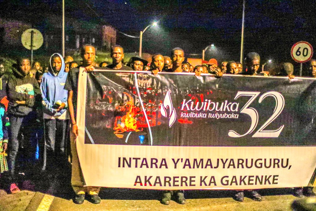 Breakingnews104's tweet photo. Ku rwibutso rwa Jenoside rwa Buranga, hari kubera ijoro ryo kwibuka abazize Jenoside yakorewe Abatutsi mu 1994, ryabanjirijwe n’urugendo rwo Kwibuka.
Igikorwa cyitabiriwe na Komite Nyobozi, inzego z’umutekano, IBUKA, imiryango ifite abayo baruruhukiyemo n’abaturage muri rusange. https://t.co/WF9OfksV9R