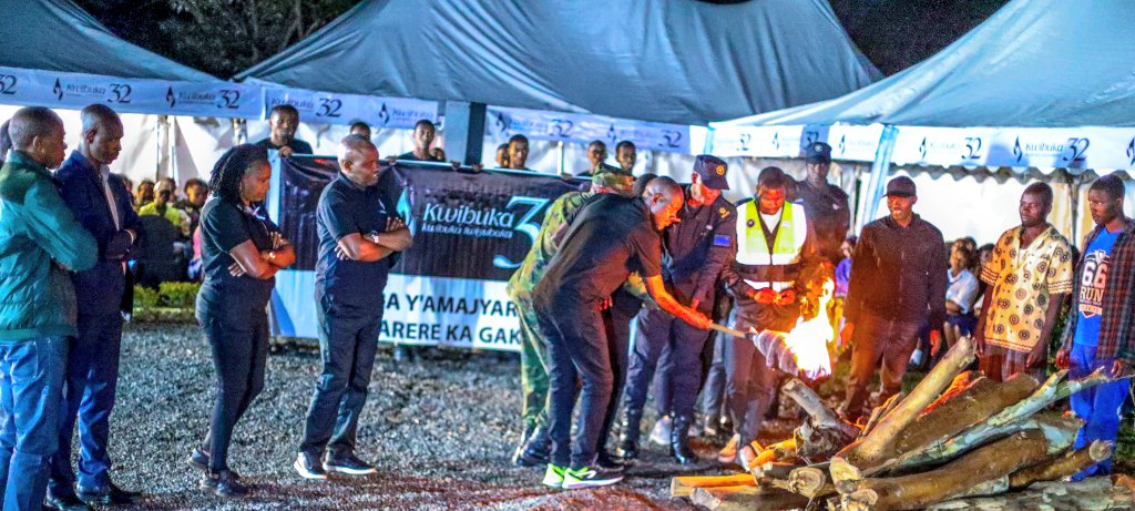 Breakingnews104's tweet photo. Ku rwibutso rwa Jenoside rwa Buranga, hari kubera ijoro ryo kwibuka abazize Jenoside yakorewe Abatutsi mu 1994, ryabanjirijwe n’urugendo rwo Kwibuka.
Igikorwa cyitabiriwe na Komite Nyobozi, inzego z’umutekano, IBUKA, imiryango ifite abayo baruruhukiyemo n’abaturage muri rusange. https://t.co/WF9OfksV9R