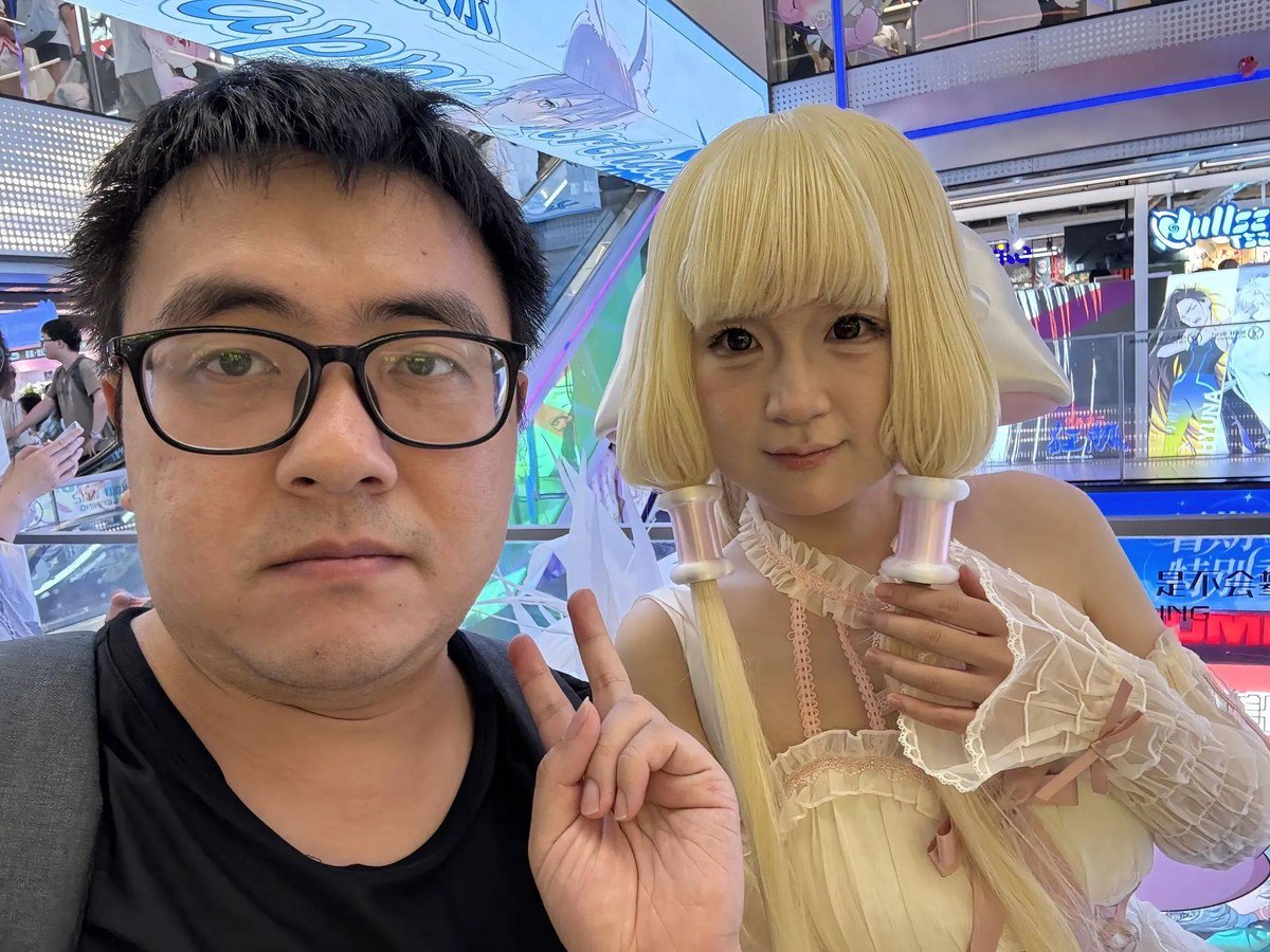 FabioGa99's tweet photo. Just wrapped up an amazing day at the Comic Con! Met my favorite voice actors, got super cool autographs, and couldn’t stop taking pics with all the awesome cosplays. Total fandom win! https://t.co/MtiTjNepvM