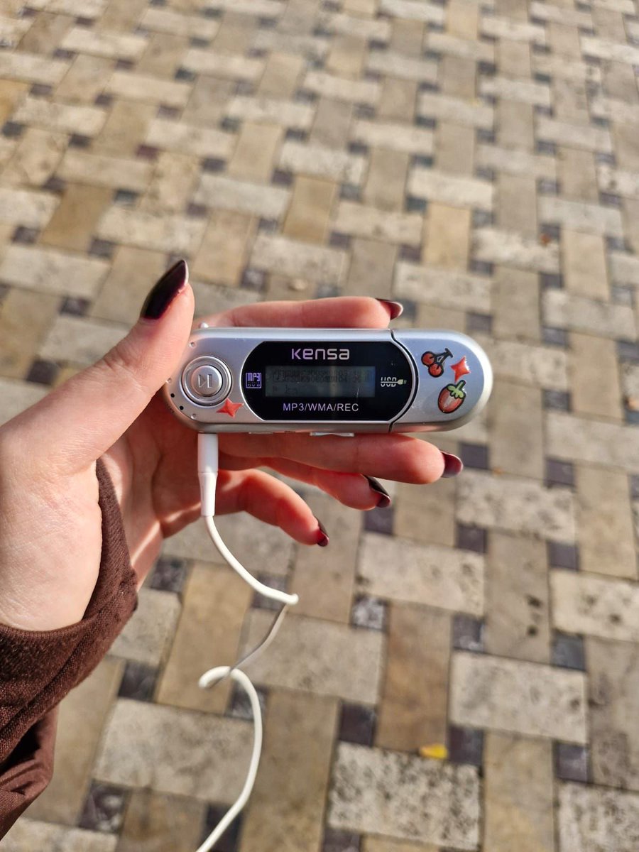 povjux's tweet photo. a geração spotify nunca vai saber o prazer que era conseguir um desses aqui 🥹 https://t.co/ACmtxdka6W