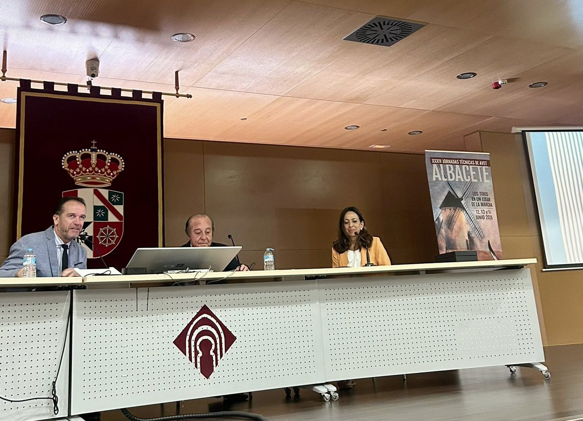 A_MtnezIniesta's tweet photo. Un honor participar hoy en el Congreso de AVET en Albacete, presentando el homenaje a la ganadería de Samuel Flores.
Rigor, autenticidad y fidelidad a un encaste único, a las puertas de su centenario.
Gracias a los veterinarios taurinos por su labor esencial en defensa del toro. https://t.co/yC2t0iw7KF
