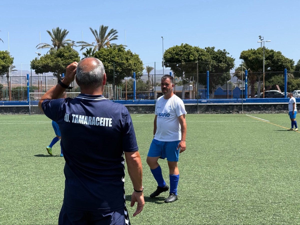UDLP_Fundacion's tweet photo. 📸 ¡Unas últimas fotos de hoy y nos despedimos hasta mañana! #DISAFÍO ⚽️🇮🇨

#SeremosMásUnión #LaUniónHaceLasPalmas https://t.co/1FZZAbpq8O