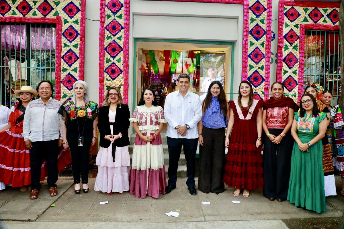 RaulRuizRobles's tweet photo. Agradezco a la titular de la @SedecoCDMX, @ManolaZabalza, así como a mis compañeros de gabinete @SildiaMecott, @VictorCataOax y @saymipinedav por acompañarnos en la inauguración de la Casa #HechoEnOaxacaCDMX. https://t.co/vlceAmAp8I