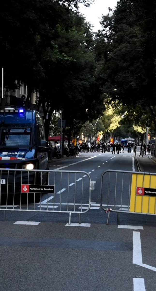 HoritzoS's tweet photo. #Actualització | La convocatòria feixista de Núcleo Nacional agrupa només una cinquantena de participants al carrer Mallorca, buit i completament militaritzat per la policia per tal de protegir-los. https://t.co/4MDiYrOoIL