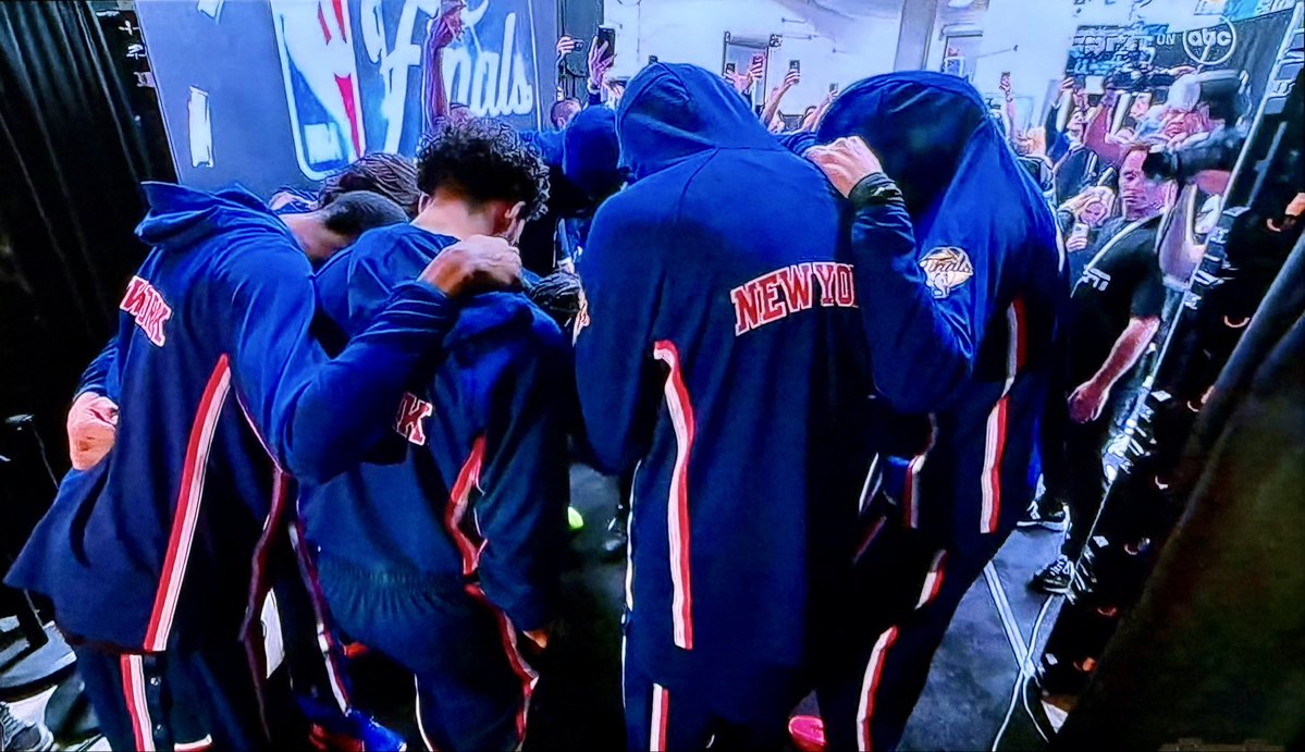 catchit16's tweet photo. #WeAreTheNewYorkKnicks 🏀 https://t.co/D1ANlwNE5K