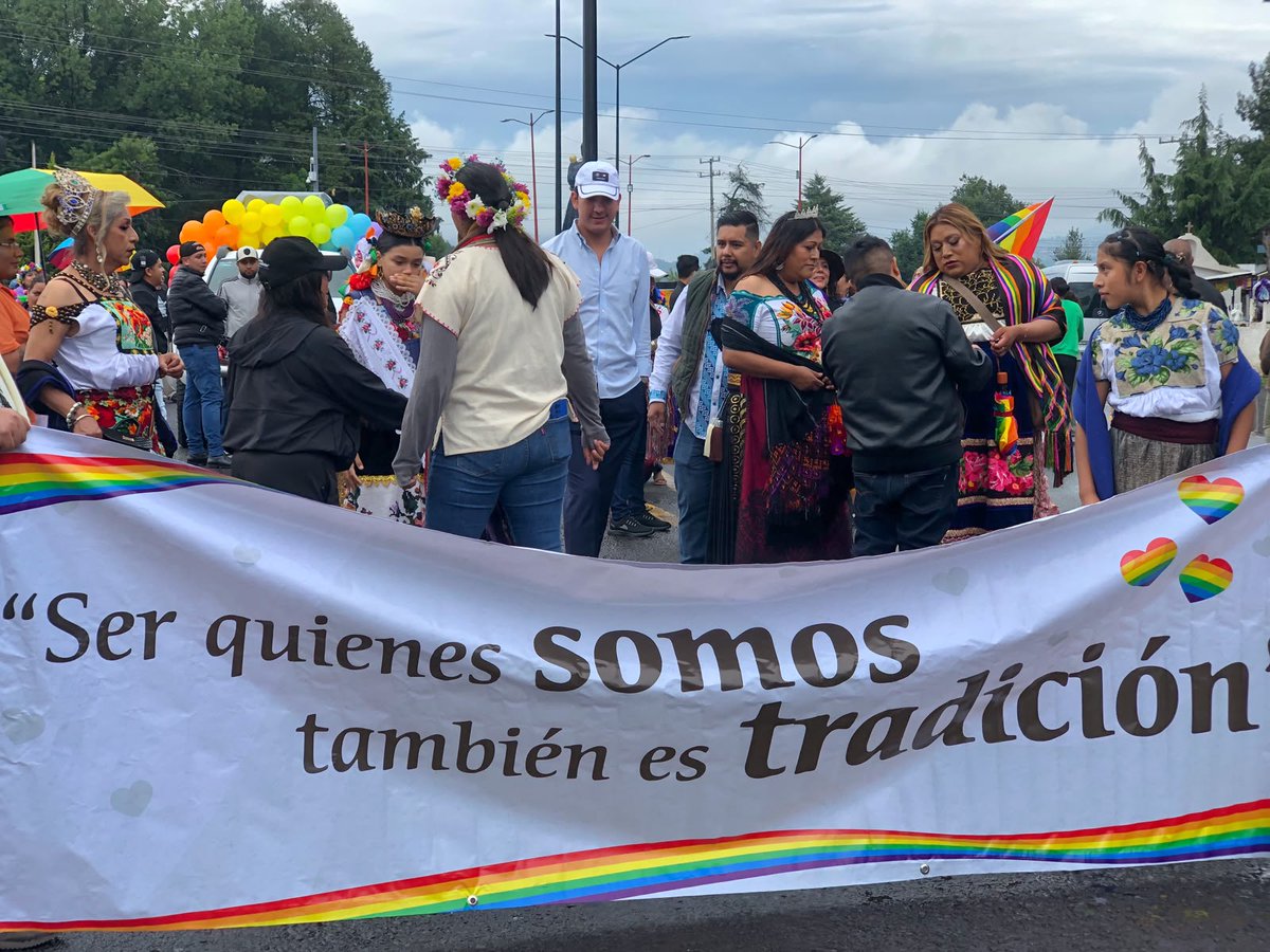 vozmichoacan's tweet photo. 🌈 Avanza la 5ª Marcha del Orgullo Purépecha LGBT en #Paracho.
Música, danzas, expresiones culturales, banderas y mensajes de inclusión acompañan esta jornada para visibilizar la diversidad y promover el respeto a los derechos de todas y todos.
📸: Ashley Rodríguez https://t.co/7dnDfcqTd6