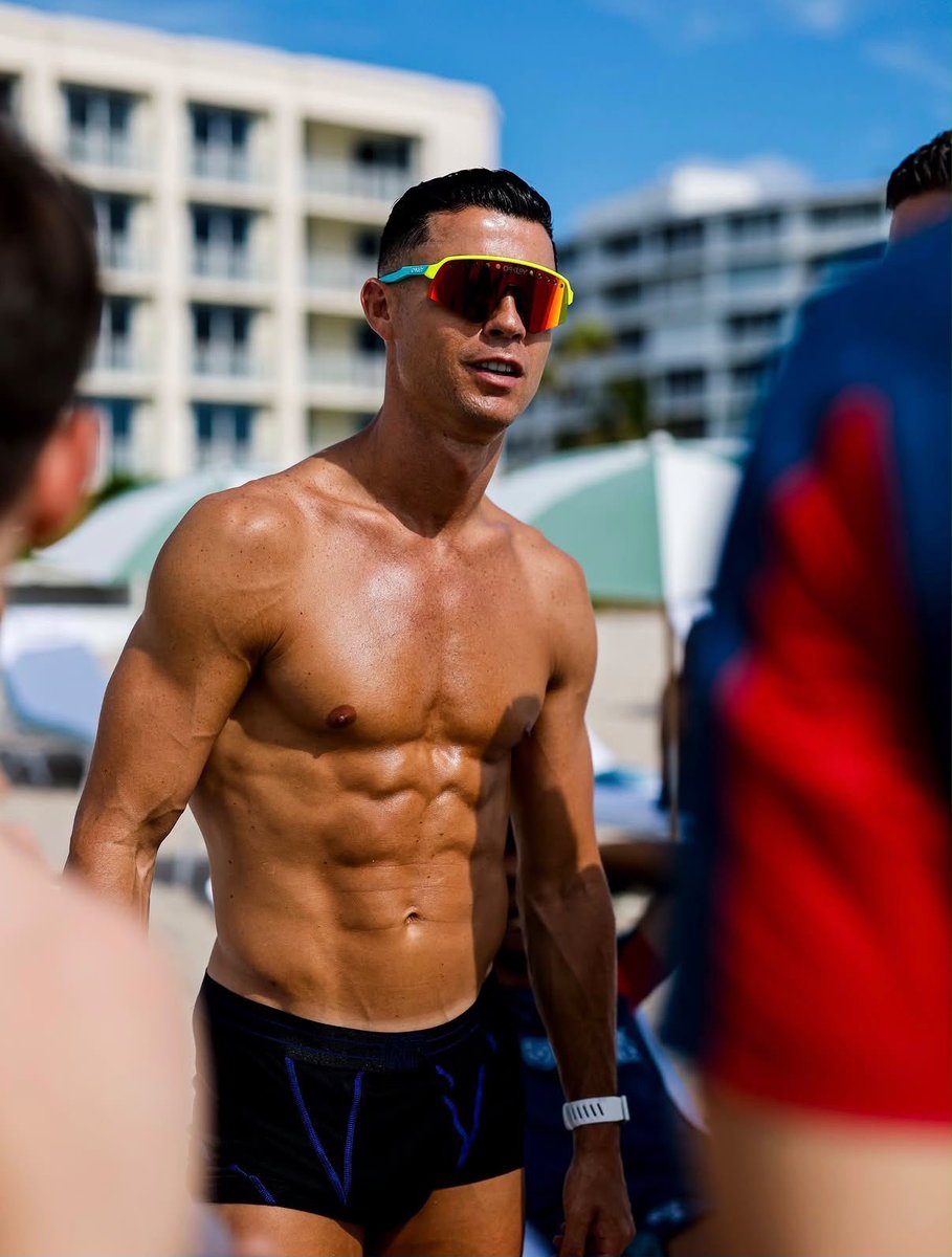 ActuFoot_'s tweet photo. 🚨 « J'AI 26 ANS ET JE N'AI MÊME PAS CE PHYSIQUE ! » 💪🤯

Vitinha 🇵🇹 sur le post Instagram de Cristiano Ronaldo :  

« Il n’y a pas de Photoshop. C’est INCROYABLE qu’il ait encore cette allure à 41 ANS. 🤩

 C’est une preuve supplémentaire de l’importance qu’il accorde à son bien-être. » 🫡

🎙️ Conf. de presse