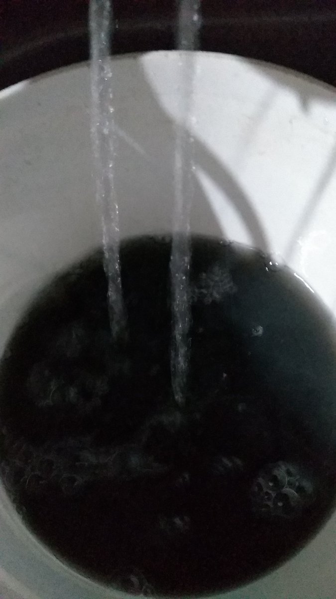 gemaruelas1's tweet photo. Atención @PabloLemusN
@GobiernoJalisco
@siapagdl 
@Trafico_ZMG
El agua en la colonia Analco  está llegando negra y con olor a agua de drenaje estancada. 
¿Ésto es agua potable? 
¿Ésta es la calidad de agua que merecemos los tapatíos? 
¿Será la misma calidad para los visitantes? https://t.co/J3jdiuELay