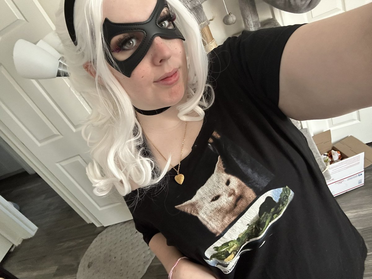 cosmic_kitsunee's tweet photo. A picture of my casual black cat cosplay https://t.co/fNXKYy4VdJ