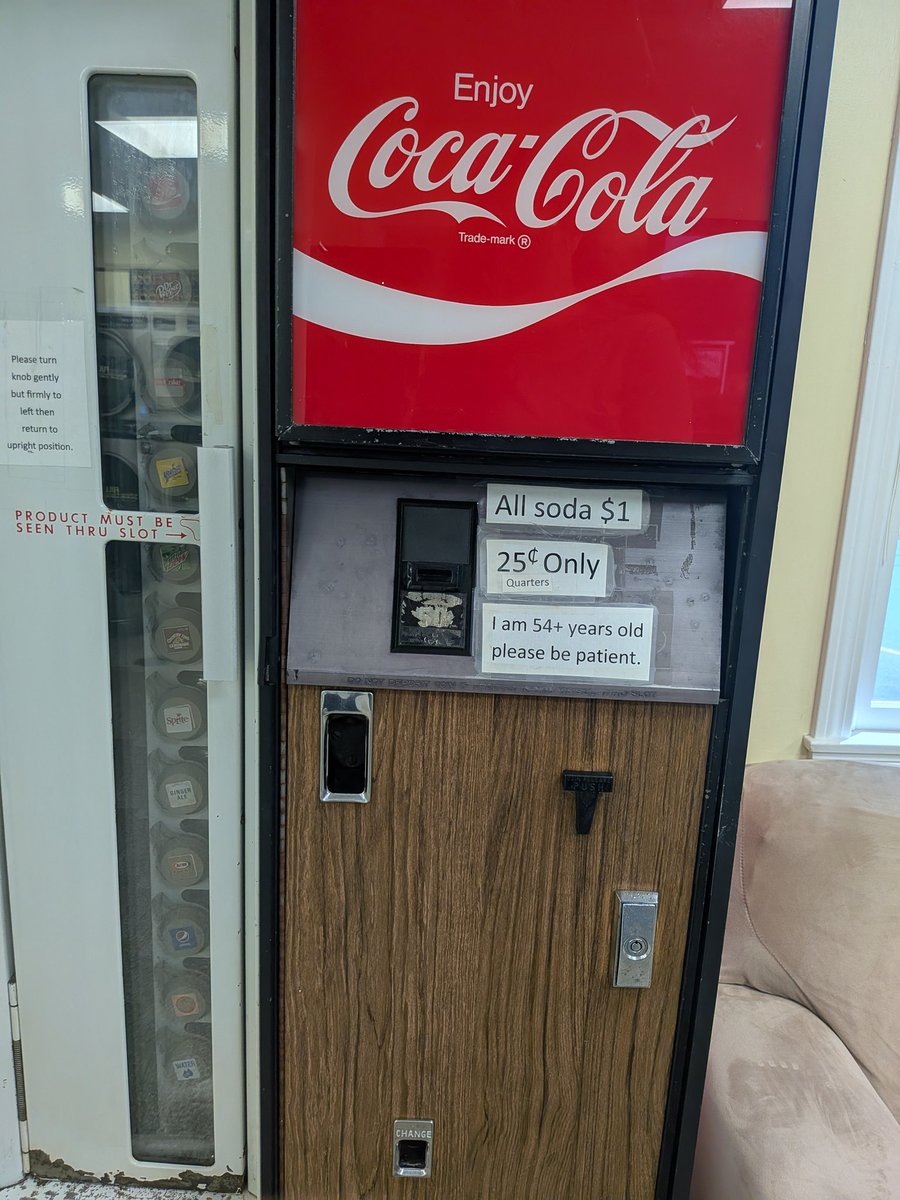 probablygeese's tweet photo. I have a favorite vending machine. It's this old girl at the laundromat. https://t.co/texRNFRbck
