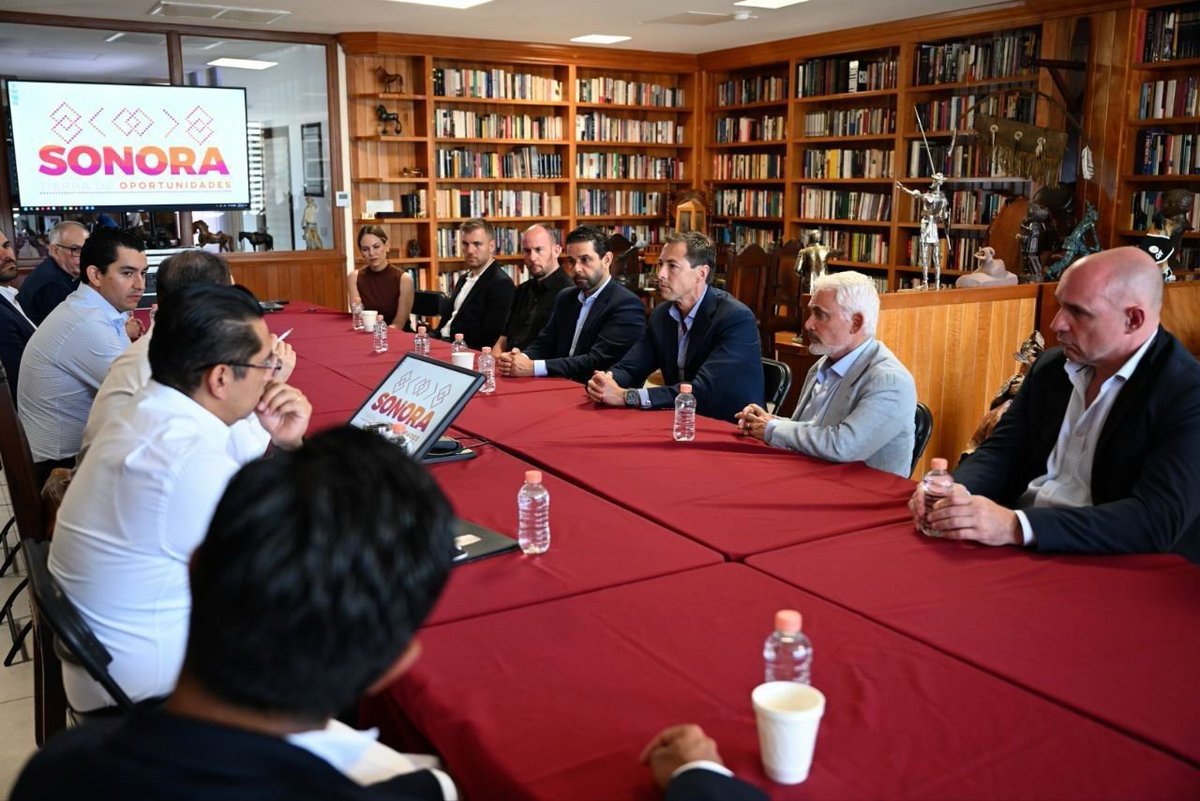 CesarFraijo2's tweet photo. Gobernador @AlfonsoDurazo fortalece alianzas internacionales para inversión minera en #Sonora

Hermosillo, Sonora; 13 de junio de 2026.- El liderazgo minero de Sonora volvió a captar la atención de empresarios internacionales, aseguró el gobernador Alfonso Durazo Montaño luego de sostener una reunión con representantes de compañías mineras de Canadá con operaciones y proyectos en la entidad, para analizar oportunidades de crecimiento y fortalecer la colaboración entre el sector y el Gobierno del Estado.

El mandatario estatal destacó que durante el encuentro, inversionistas asociados a empresas con operaciones y proyectos en Sonora reconocieron las ventajas competitivas del estado para el desarrollo de la minería, una actividad estratégica para la economía sonorense y para la transición energética que demanda el mercado global.

Sonora se consolida como el corazón minero de México al mantenerse como la entidad líder en producción de minerales estratégicos para el desarrollo industrial y tecnológico. Actualmente, el estado genera más del 80 por ciento de la producción nacional de cobre y el 100 por ciento del molibdeno, además de ocupar los primeros lugares en la extracción de oro, grafito y wollastonita, minerales fundamentales para sectores como la construcción, la manufactura avanzada, la electromovilidad y las energías limpias.

La fortaleza minera de Sonora se sustenta en una sólida infraestructura productiva y una amplia cadena de proveeduría que genera miles de empleos directos e indirectos, consolidando a la entidad como uno de los principales polos mineros del país.

Acompañado por el secretario de Economía y Turismo, Roberto Gradillas Pineda, y la subsecretaria de Inversión y Desarrollo Económico, Cynthia Karina López Ruiz, el titular del Ejecutivo estatal destacó las acciones que se impulsan para brindar certeza a las inversiones y fortalecer la competitividad de Sonora.

Entre las empresas participantes se encuentran Goldgroup Mining Inc., operadora de la mina Cerro Prieto en Sonora; Silver Viper Minerals Corp., con proyectos de exploración de oro y plata en la entidad; Riverside Resources, desarrolladora de proyectos mineros en la región de Caborca; y Gold Resource Corporation, productora de metales preciosos con presencia en México.

El gobernador Durazo destacó que esta reunión permitió intercambiar perspectivas sobre el futuro del sector minero, identificar oportunidades para fortalecer y ampliar proyectos ya establecidos en Sonora, así como estrechar los vínculos de colaboración entre el Gobierno del Estado y empresas que contribuyen al desarrollo económico de la entidad.

Subrayó que la confianza de compañías con presencia en Sonora refleja la fortaleza y competitividad del estado para impulsar una actividad estratégica que genera empleo, promueve el desarrollo regional y abre nuevas oportunidades de bienestar para las familias sonorenses.