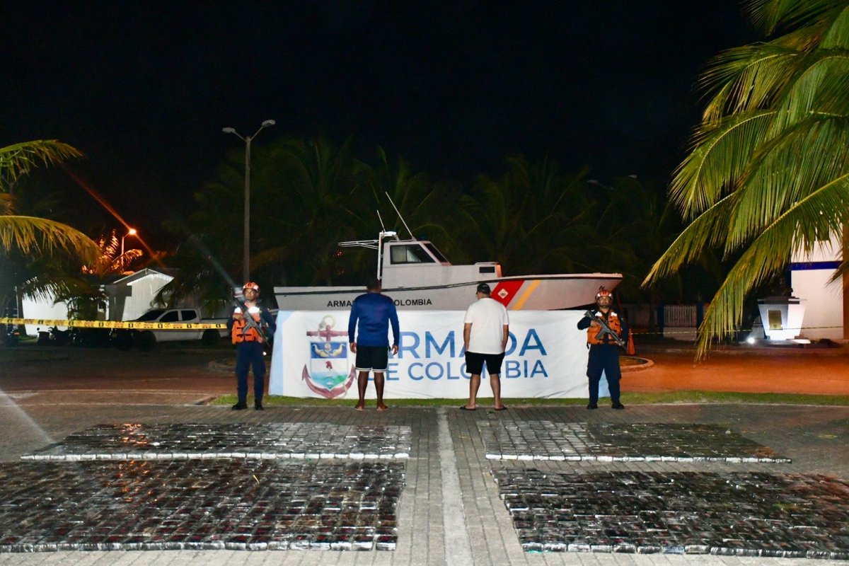 FuerzasMilCol's tweet photo. Más de 250 millones de dólares dejan de ingresar a las arcas de las organizaciones de crimen transnacional, tras la incautación de 5.439 kilogramos de Clorhidrato de Cocaína que eran transportados en embarcaciones tipo Go Fast  en desarrollo de operaciones entre nuestras tropas de @ArmadaColombia, @FuerzaAereaCol y países de la región, en aguas del caribe colombiano.

Durante estas acciones fueron capturadas siete personas, quienes fueron puestas a disposición de las autoridades competentes por el delito de tráfico, fabricación o porte de estupefacientes.
#ContundenciaOperacional
#SeguridadYDemocracia2026