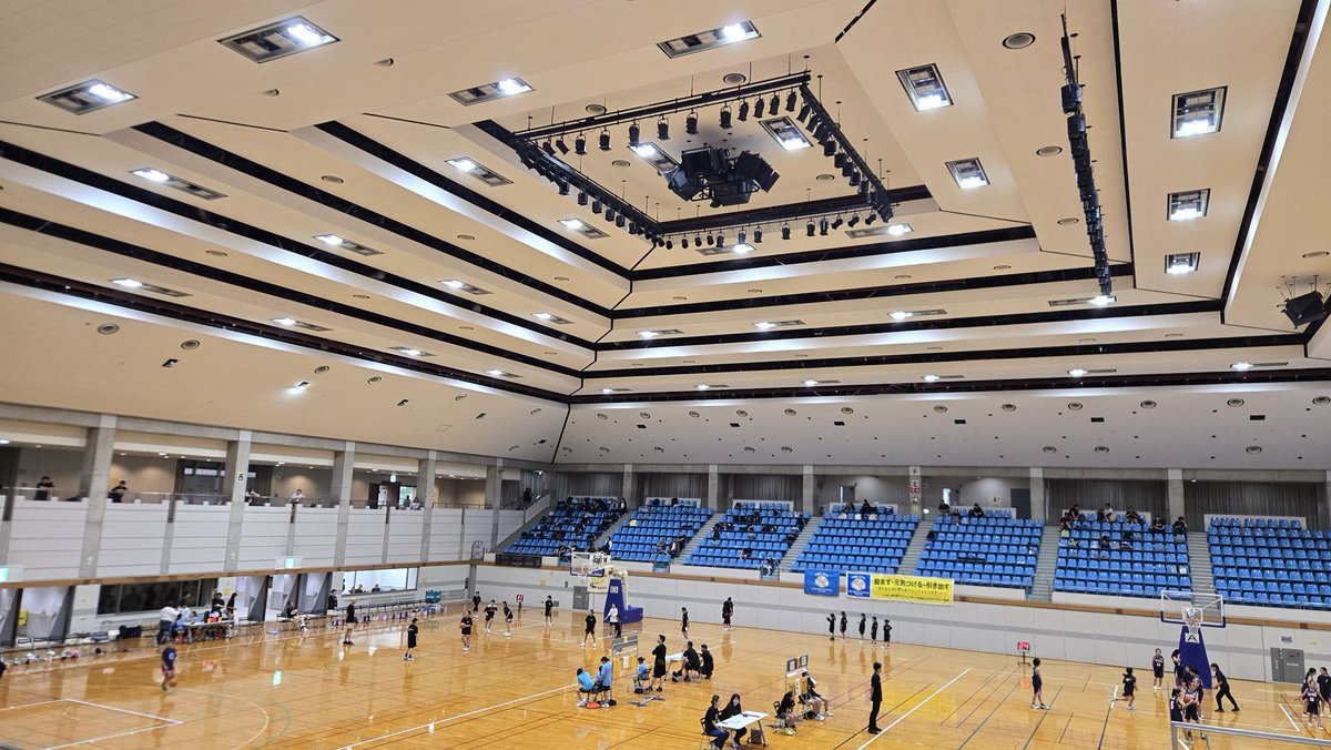 kk1988bbbbbbb's tweet photo. 本日の戦場。

娘のミニバス県大会2日目。
とりあえず昨日の初戦勝てたのでベスト16。もう一回勝てば8だから頑張ってほしい。

キャプテン娘、6年で145cmくらいのちびっ子エースですが、試合重ねてメンタルも強くなり見てて楽しい。

せめて6年の間に150ほしいよね。。 https://t.co/9YFDv0PXXy