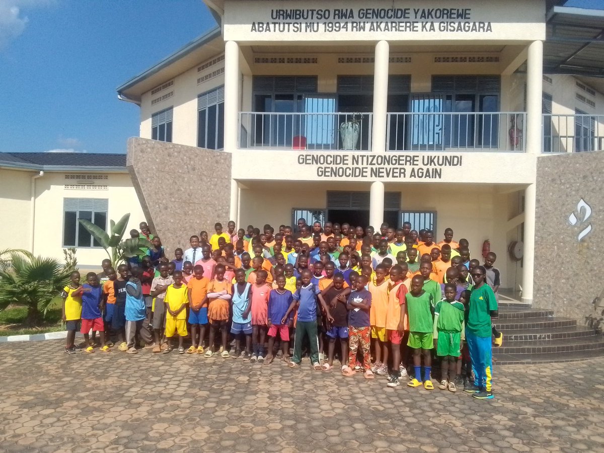 GisagaraNyc's tweet photo. Mu rwego rwo Kwigisha #Urubyiruko amateka ya Jenoside yakorewe Abatutsi mu 1994, #Abana bakina mu tudemi tw'umupira w'amaguru muri @GisagaraDistr basuye Urwibutso rwa Jenoside yakorewe Abatutsi rwa #Kabuye biga amateka ya Jenoside, bashyiraho Indabo. @Ibuka_Rwanda @RwandaYouth https://t.co/QVKTytTErP