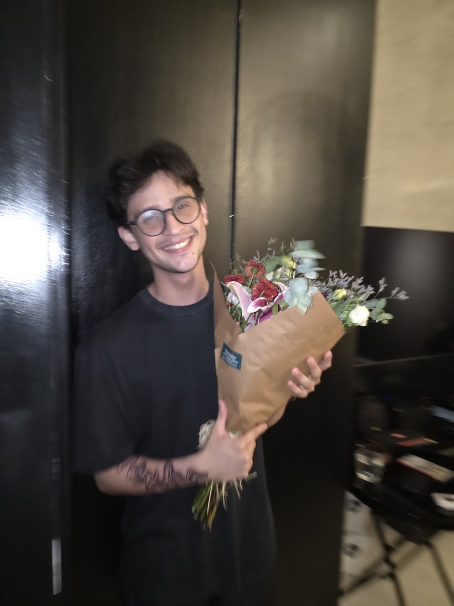 oponcedl's tweet photo. Fui pedido em namoro ontem com esse buquê, eu tenho toda a sorte do mundo de ter um namorado que me ama em voz alta ❤️ https://t.co/f9N0RrfXH6