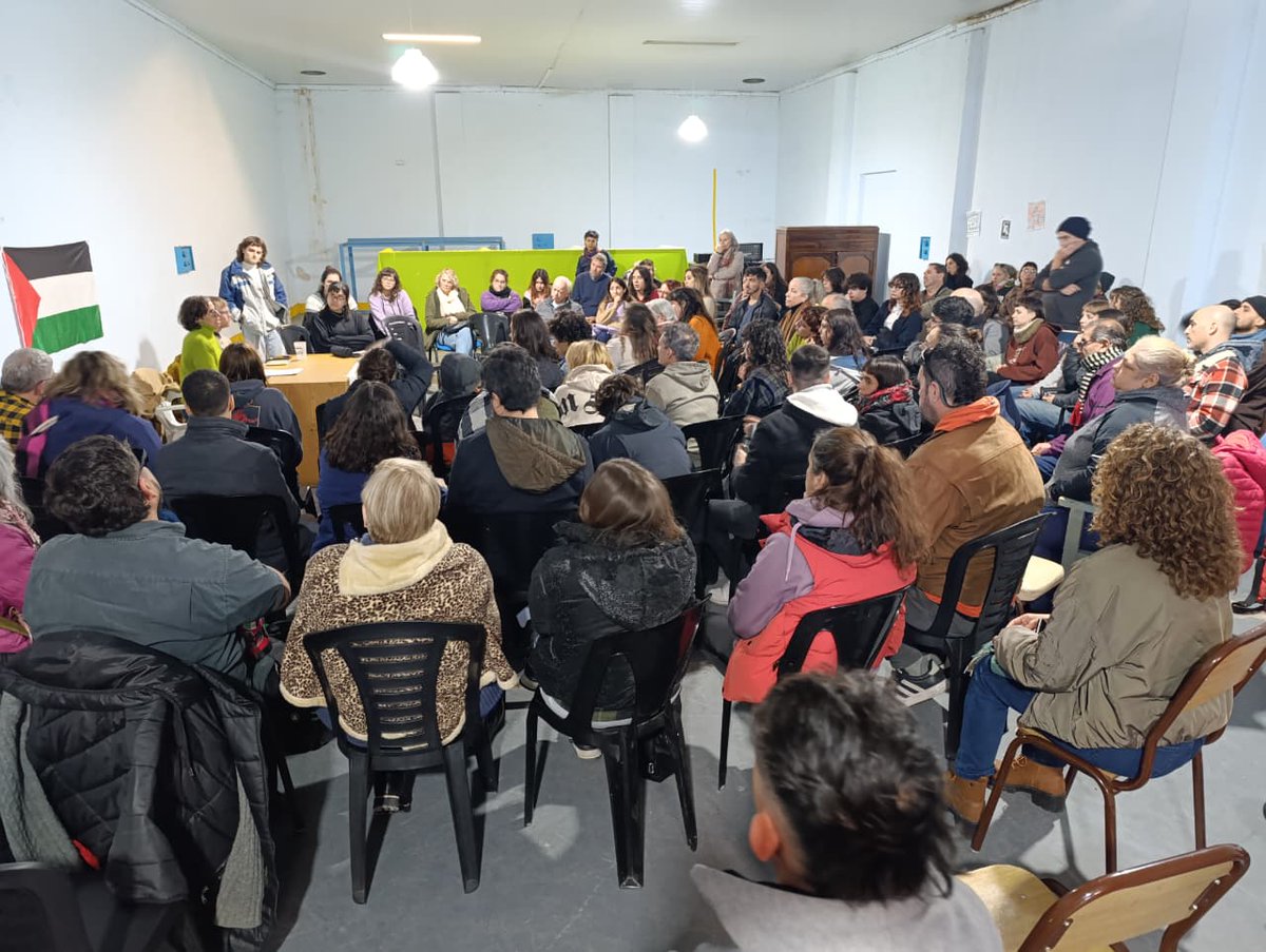izquierdadiario's tweet photo. Comité en Bahía Blanca. No son simplemente reuniones o espacios de debate. Son un paso concreto para organizar a decenas de miles de personas que quieren actuar colectivamente frente a la situación actual y discutir una salida de fondo para las grandes mayorías. https://t.co/YAH6mRREnZ