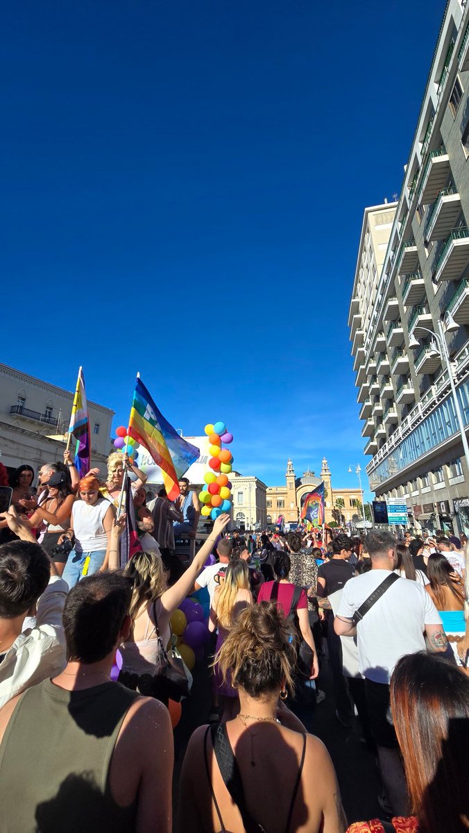 QuartoRuggiero's tweet photo. Oggi ho fatto una cosa.
Quest'anno ho deciso di prendere parte per la prima volta al Pride a Bari, si per la prima volta perchรจ ognuno deve rispettare i propri tempi รจ posso dire che รจ stato bellissimo, non mi pento di esser mancato questi anni ma non sarร l'ultimo.
#BariPride https://t.co/JSo6bySDg5