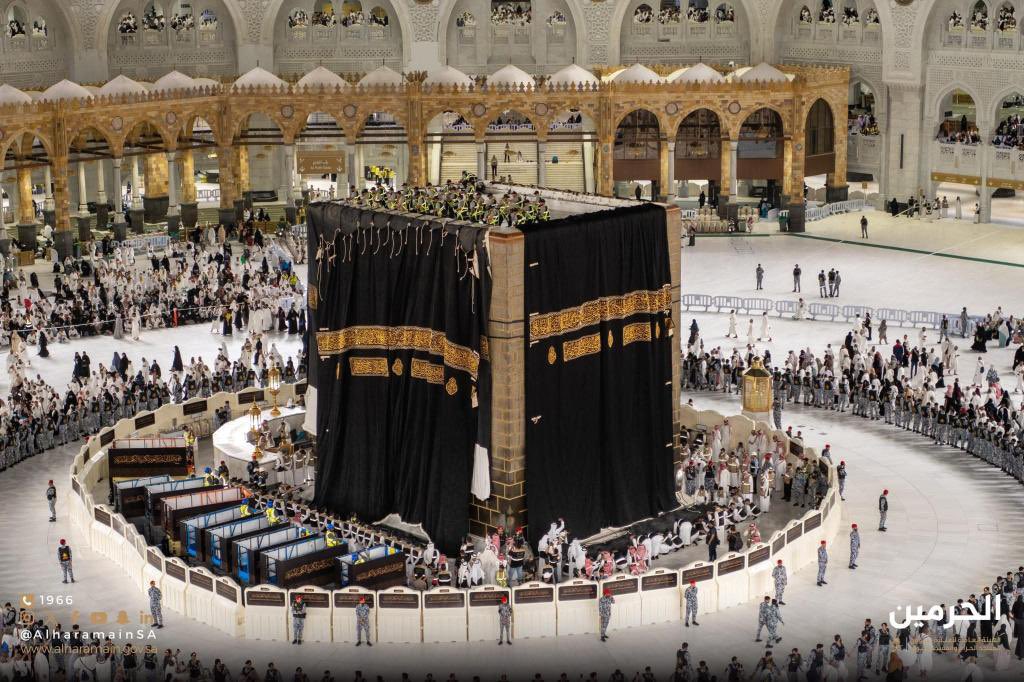 theholymosques's tweet photo. The annual Ka’bah Kiswah changing ceremony (1448 AH) will take place on Monday night, June 15, 2026.

After Asr: Installation of the Shadharawan rings (base ropes) and removal of the Ka’bah’s door curtain.

Evening: Unstitching of the sides of the old Kiswah.

12:00 AM Midnight: https://t.co/jhHK0mULDG