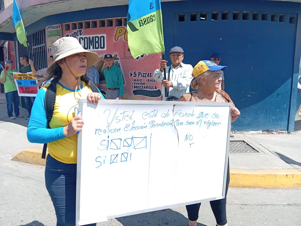 luzinesmartine4's tweet photo. @OrgCausarLara  hoy 13/06   estuvimos en la la Pasarela al oeste de Barquisimeto, iniciamos la actividad con una encuesta  preguntando si el pueblo quiere #EleccionesPresidenciales
 Y su respuesta fue un "SI" contundente. https://t.co/gz7vRMbrD9