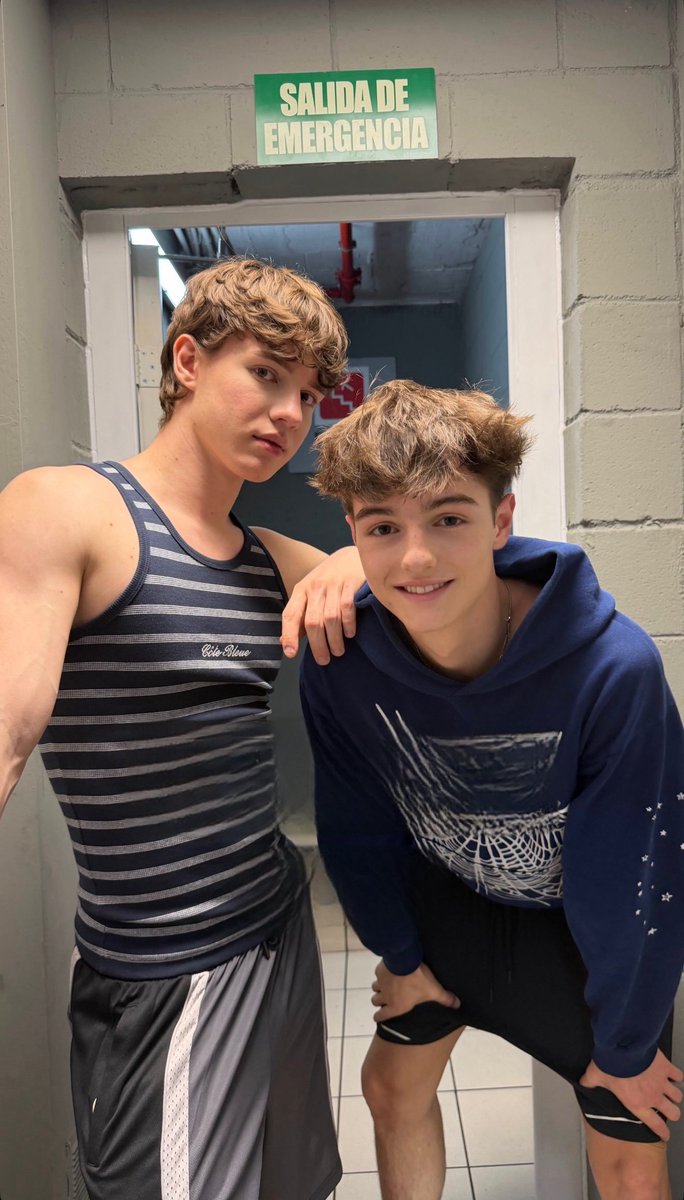svanndyy's tweet photo. say hi to us :) https://t.co/xGLOjFNaKI