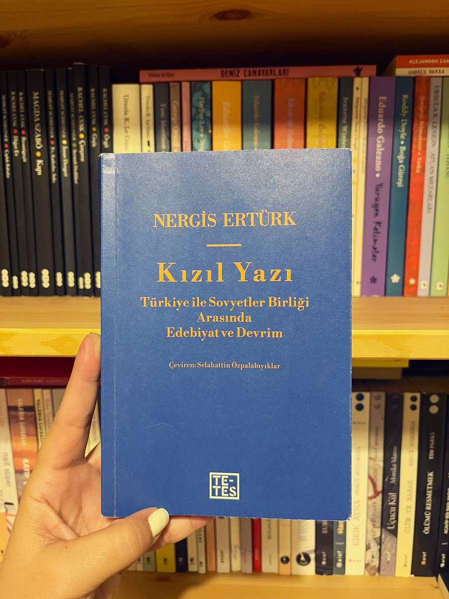 ozlemakcan's tweet photo. tokat gibi başladı. uzun zamandır bu kadar cesur bir şey okumamıştım sanırım. suat derviş bölümüne gelmeyi iple çekiyorum. 🩵 elinize, gözünüzün nuruna sağlık @noordinator @TetesKitap @kayatanis https://t.co/Pueien44AP