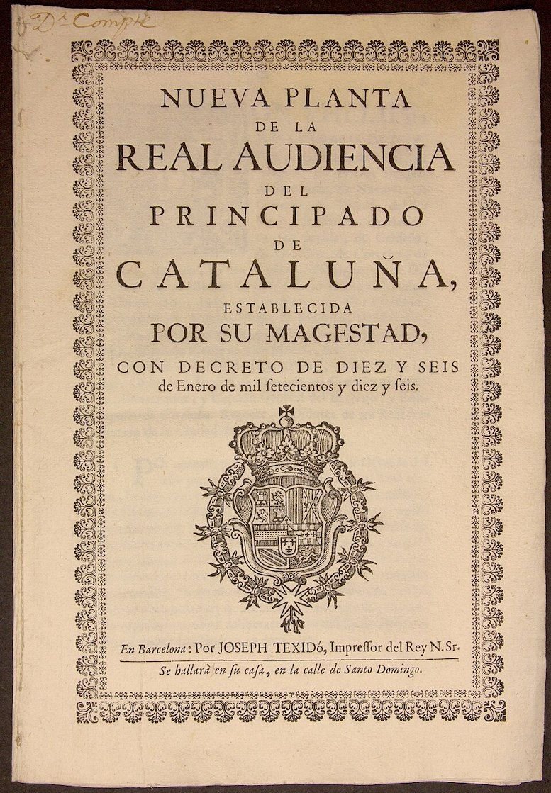 RBerenguerIII's tweet photo. Sabies que, jurídicament, les #Constitucions de Catalunya de 1706 podrien continuar plenament vigents?

La història oficial ens ha venut que el Decret de Nova Planta (1716) les va abolir, però la realitat és un escàndol de trilerisme legal digne de la transició del 1978 que dinamita la història oficial. Felip V no va aplicar el dret; va aplicar la violència de les armes després del setge de 1714.

*De iure* (per dret legítim), cap Cort catalana ha derogat mai el nostre ordenament. Segons la legalitat catalana, el rei no podia legislar unilateralment; necessitava el consens de les Corts. Com que el Borbó les va suprimir per la força d'un dret de conquesta militar, la Nova Planta és una imposició il·legal nula de ple dret, un cop d'Estat sense validesa jurídica interna.

*De facto* (pels fets), Castella va sotmetre Catalunya. Però la clau està en el cinisme d'orfebreria de l'article 42 del decret, que per evitar un col·lapse civil per la suplantació de lleis tant avançades i arrelades, diu textualment: 👇

"En todo lo demás, que no esté prevenido en los capítulos de este Decreto, se han de observar las Constituciones que antes había en Cataluña; entendiéndose, que son de nuevo establecidas por este Decreto, y no por la continuación de su antiguo vigor." 

Aquest xantatge conceptual ho canvia tot: el Borbó va segrestar la sobirania convertint les lleis d'un poble lliure en una simple concessió reial revocable. El dret propi no mor per un text legal vàlid, sinó per la coerció militar de l'absolutisme. Tres segles després, la legitimitat del pactisme català segueix intacta *de iure* davant una assimilació espanyola incapaç de sostenir-se en la raó jurídica.