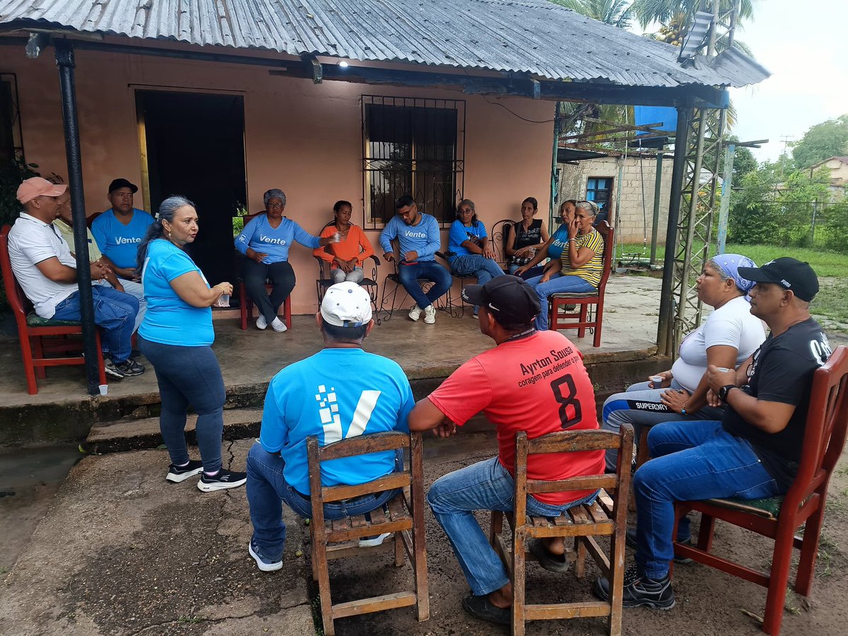 VenteVMonagas's tweet photo. El equipo de la Estructura Municipal de la Parroquia Temblador visitó el sector Mata de Venado para un valioso encuentro con la estructura de nuestro Colegio Ciudadano🇻🇪

#VenteEsLaGente https://t.co/4RciS2382w