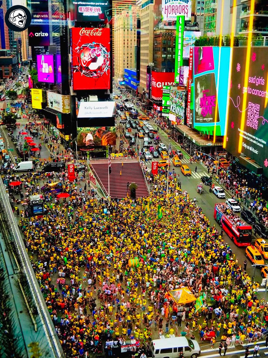 usmntonly's tweet photo. Brazillians have completely taken over Times Square in New York City ahead of their World Cup clash with Morocco 😯 https://t.co/SyUweMbZM5