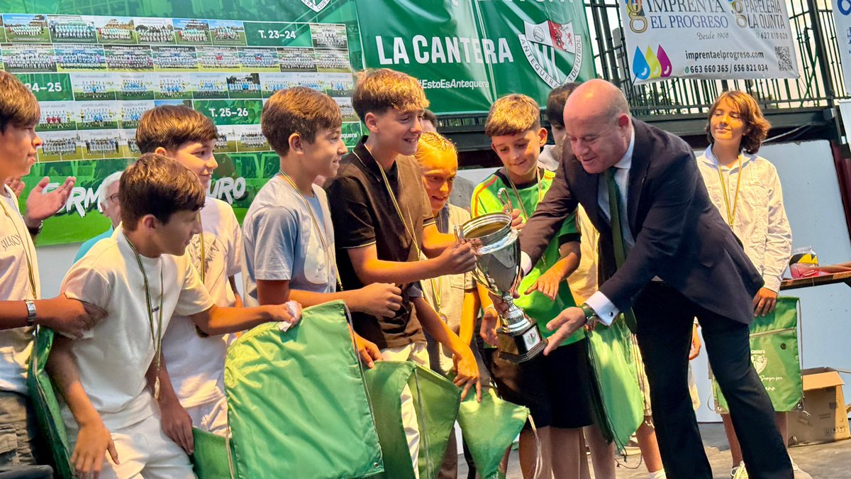 AytoAntequera's tweet photo. ⚽️ La cantera del @AntequeraCF despide una ilusionante temporada

Jornada de convivencia para fortalecer los lazos de equipo, de club y de compañerismo

Asiste el alcalde @manolo_baron acompañado por las concejales @aNaCeBRiaN, @PaquiSD y María Sierras

#Antequera es #MásCiudad https://t.co/WzBd5Bbh11
