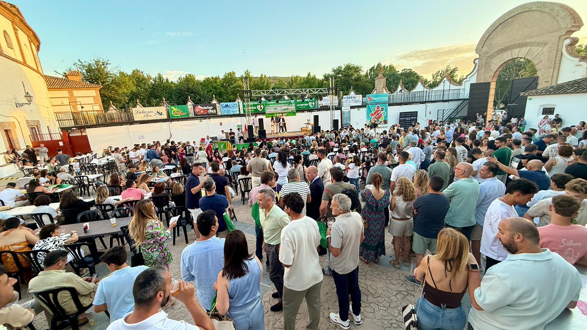AytoAntequera's tweet photo. ⚽️ La cantera del @AntequeraCF despide una ilusionante temporada

Jornada de convivencia para fortalecer los lazos de equipo, de club y de compañerismo

Asiste el alcalde @manolo_baron acompañado por las concejales @aNaCeBRiaN, @PaquiSD y María Sierras

#Antequera es #MásCiudad https://t.co/WzBd5Bbh11