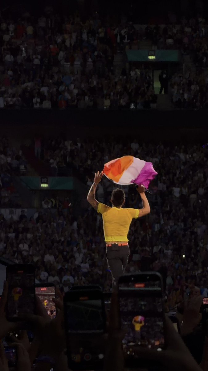 harrysbrasil's tweet photo. Harry Styles com uma bandeira do orgulho lésbico durante a #TogetherTogetherLondon🧡🤍🩷 https://t.co/gDA3QoDFJ3