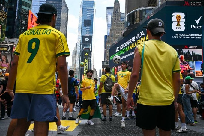 soy_502's tweet photo. 🇧🇷 Aficionados brasileños invaden Time Square en Nueva York (videos)

Los sudamericanos se miden ante Marruecos, pero antes armaron la fiesta en EE. UU.

https://t.co/NMo56K8gHU https://t.co/0lQ6738eDc