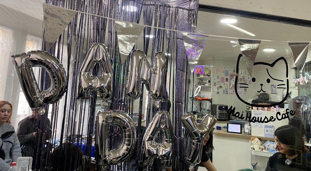 dehydrussy's tweet photo. the kpop idolification of @danielhowell 

TODAY WAS OUR CUPSLEEVE EVENT CELEBRATING DANS BDAY 🥳🥳🥳

thank you all gente de phile🇨🇱♥️ los amo https://t.co/KOGUgqx0tV