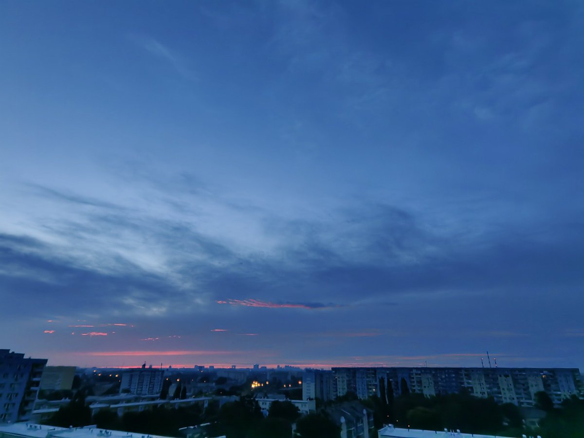 pawelekg's tweet photo. Kto rano wstaje, temu ktoś tam daje. Wczesne poranne niebo nad Łodzią i różowe chmurki. :) Pinky clouds on the background of blue greyish clouds above the horizon and blue sky shortly before sunrise early Friday morning, yesterday, in Łódź city. #photography 📷🌃🌇☁😊🧡🖤💙 https://t.co/UwWaSPx4nZ