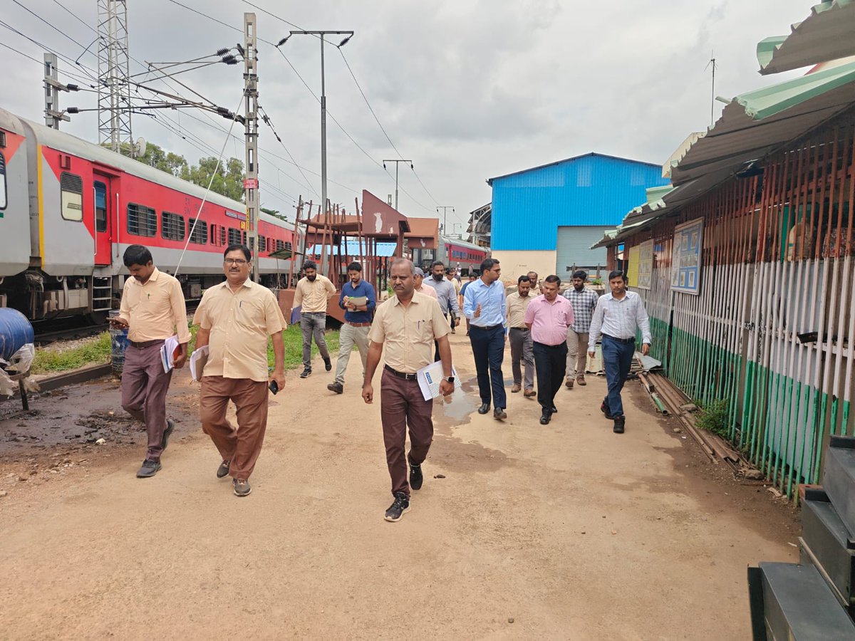 AmitAnujBarnwal's tweet photo. SDGM/SWR Shri Manoj Kumar inspected Yeshwantpur Depot, reviewing maintenance, safety, and operational preparedness. The visit reaffirmed SWR's commitment to safe, efficient, and reliable railway services. #SWR #IndianRailways
@SWRRLY https://t.co/CHzBiKBm4E