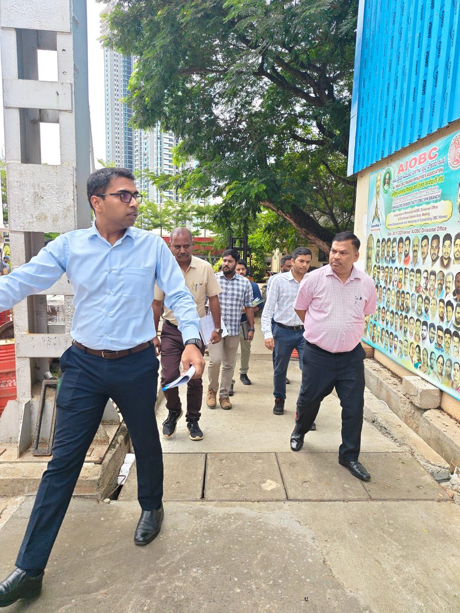 AmitAnujBarnwal's tweet photo. SDGM/SWR Shri Manoj Kumar inspected Yeshwantpur Depot, reviewing maintenance, safety, and operational preparedness. The visit reaffirmed SWR's commitment to safe, efficient, and reliable railway services. #SWR #IndianRailways
@SWRRLY https://t.co/CHzBiKBm4E