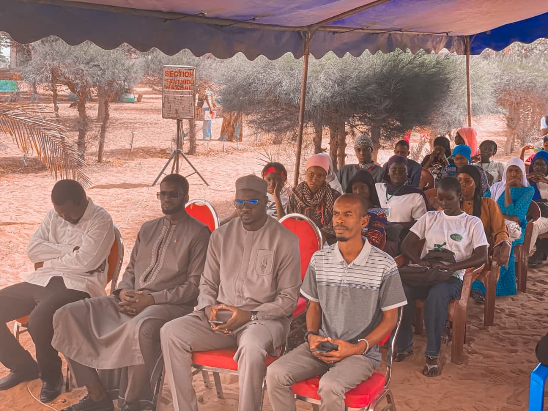 Actionjusticee1's tweet photo. AJE en partenariat avec le #LEF (legal empowerment Fund) et l'amicale des anciens du club environnement du lycée #Taiba ICS de #Mboro ont célébré la journée mondiale de l'environnement 2026.
Cet évènement, qui s'est déroulé sur 2 jours, a été marqué le premier jour par l'organisation d'une opération Set-Setal suivie d'un #reboisement au sein de l'établissement. La seconde journée a été consacrée à un panel de réflexions citoyennes.
Ces activités ont réuni plusieurs participants dont les élèves, les enseignants, les associations locales, les autorités locales et les partenaires sociaux.
Plusieurs thèmes ont ainsi été abordés lors de ce panel très riche en échanges :
« Le rôle des établissements scolaires dans la protection de l'environnement. »
« L'#EducationEnvironnementale au service du #developpementdurable . »
« L'engagement communautaire dans la lutte contre les changements climatiques. »
Portées par le mot d'ordre mondial de cette édition, « Les signaux sont clairs. La suite nous appartient. #MaintenantPourLeClimat », ces journées ont rappelé l'urgence d'une mobilisation collective immédiate face aux défis écologiques actuels.
Des prestations de slam ont également été proposées pour sensibiliser davantage sur les défis environnementaux spécifiques de Mboro et ses environs.
#JME2026 #climatechange